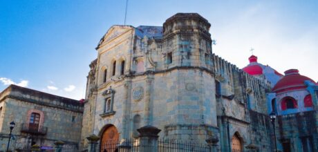 La Arquitectura de los Templos Aztecas y su Conexión con el Mundo Divino